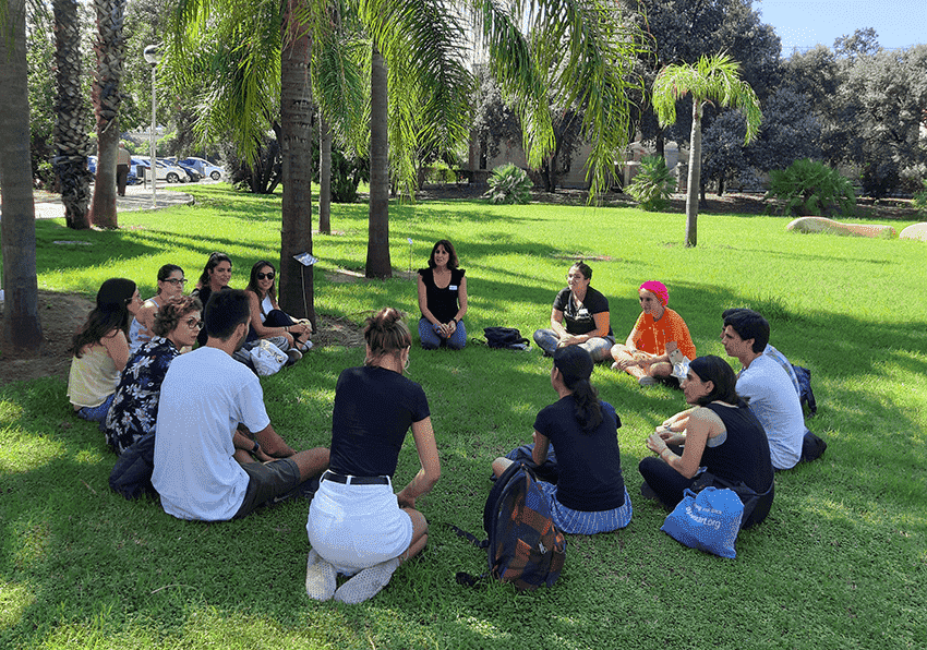 Grup d'estudiants a un jardí del Campus de Burjassot.